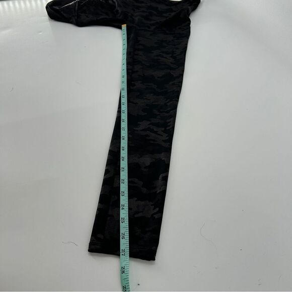 SPANX Look at Me Now Seamless Faux Leather Camo Leggings Black Camouflage Size M - Picture 9 of 11